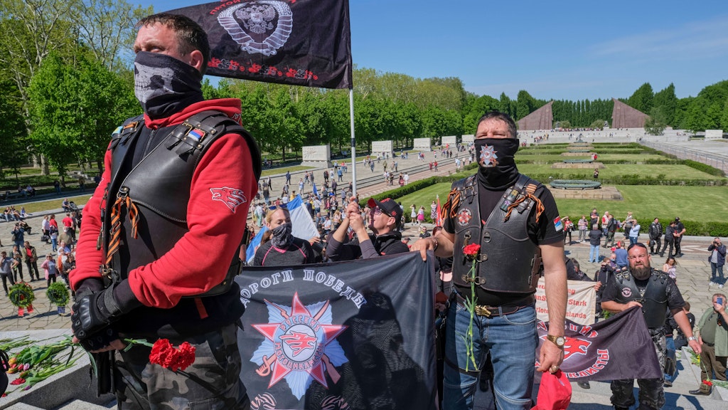 Mitglieder des Nachtwölfe am 9.5. 2020 am Ehrenmal in Berlin Treptow. 