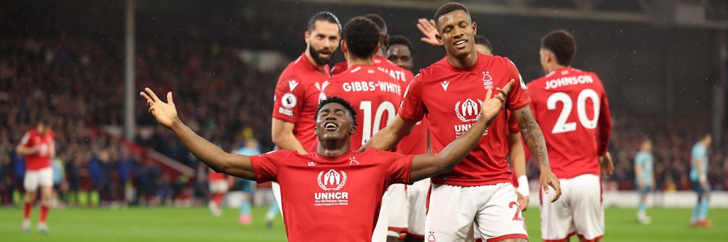 Vertrautes Bild, andere Liga: Taiwo Awoniyi feiert einen seiner beiden Treffer für Nottingham gegen Southampton auf in Köpenick gut bekannte Weise.