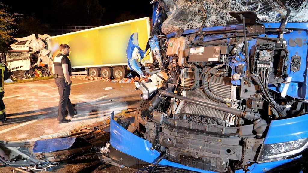Ein Trucker wurde in seinem Wagen eingeklemmt.