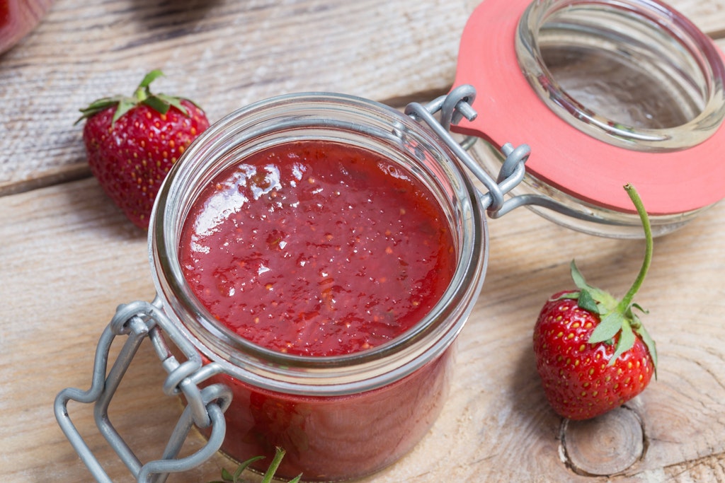 Selbstgemachte Erdbeermarmelade ist besonders lecker – erst recht mit einem besonderen Aroma.