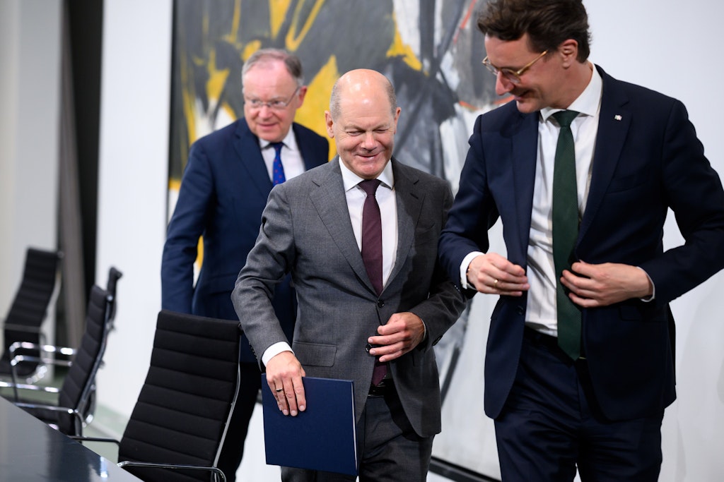 Stephan Weil (SPD, l-r), Ministerpräsident von Niedersachsen und amtierender Vorsitzender der Ministerpräsidentenkonferenz (MPK), Bundeskanzler Olaf Scholz (SPD) und Hendrik Wüst (CDU), Ministerpräsident von Nordrhein-Westfalen, verlassen am Mittwoch die Pressekonferenz nach dem Bund-Länder-Gipfel im Bundeskanzleramt. 