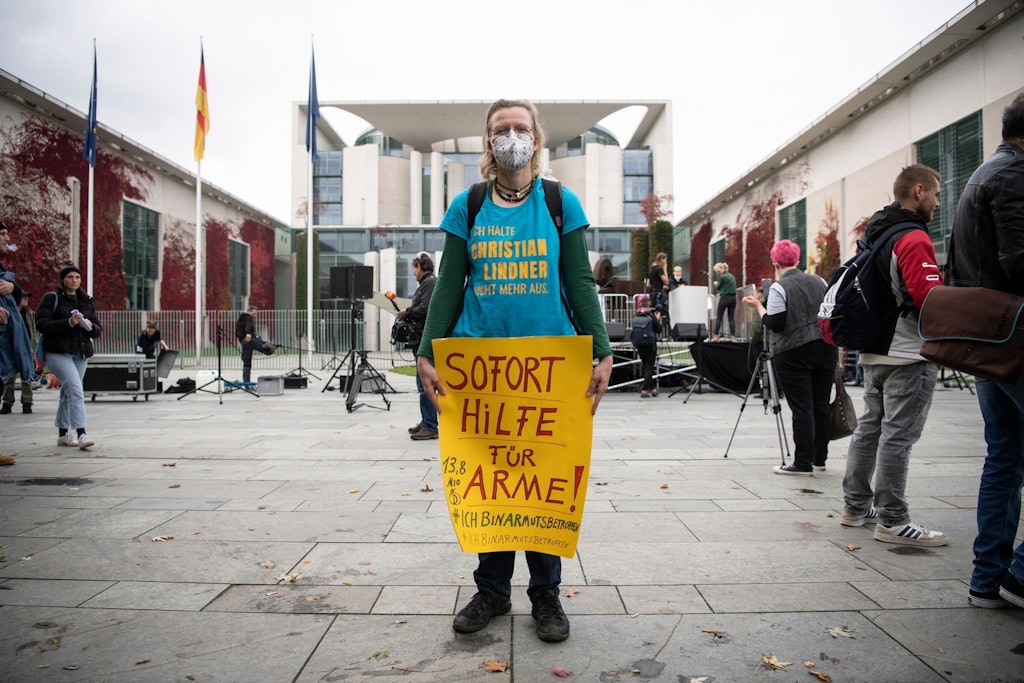 Demo am Bundeskanzleramt: Betroffene von Armut berichten über #IchBinArmutsbetroffen über ihre Erfahrungen und Probleme.