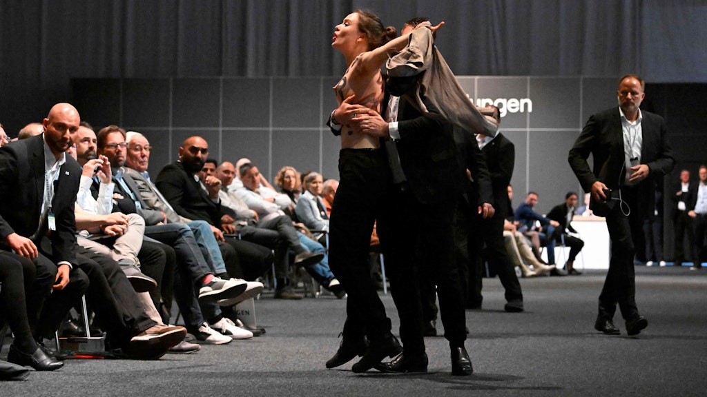 Oben ohne für eine Welt ohne fossile Energien. Klimakleber protestierten bei der Volkswagen AG. 
