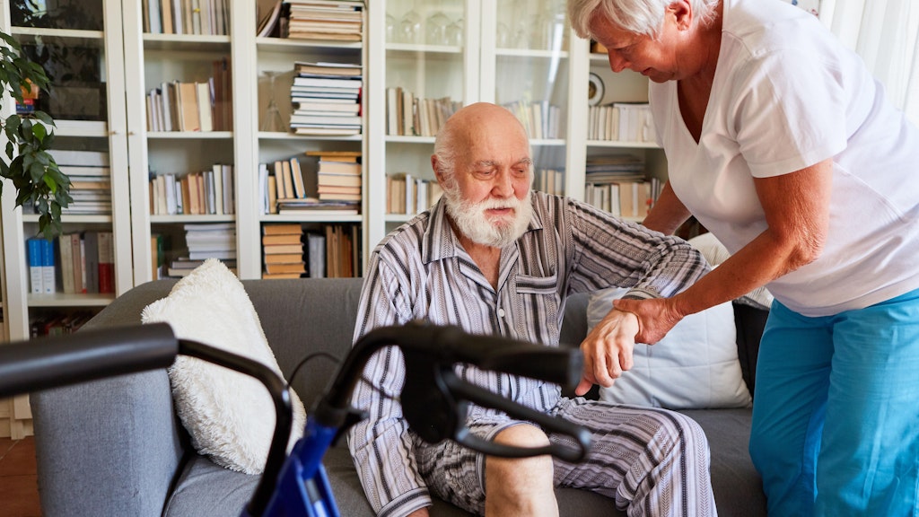 Nach einem Schlaganfall entscheiden Minuten darüber, ob und welche Pflege der Patient im Anschluss braucht.