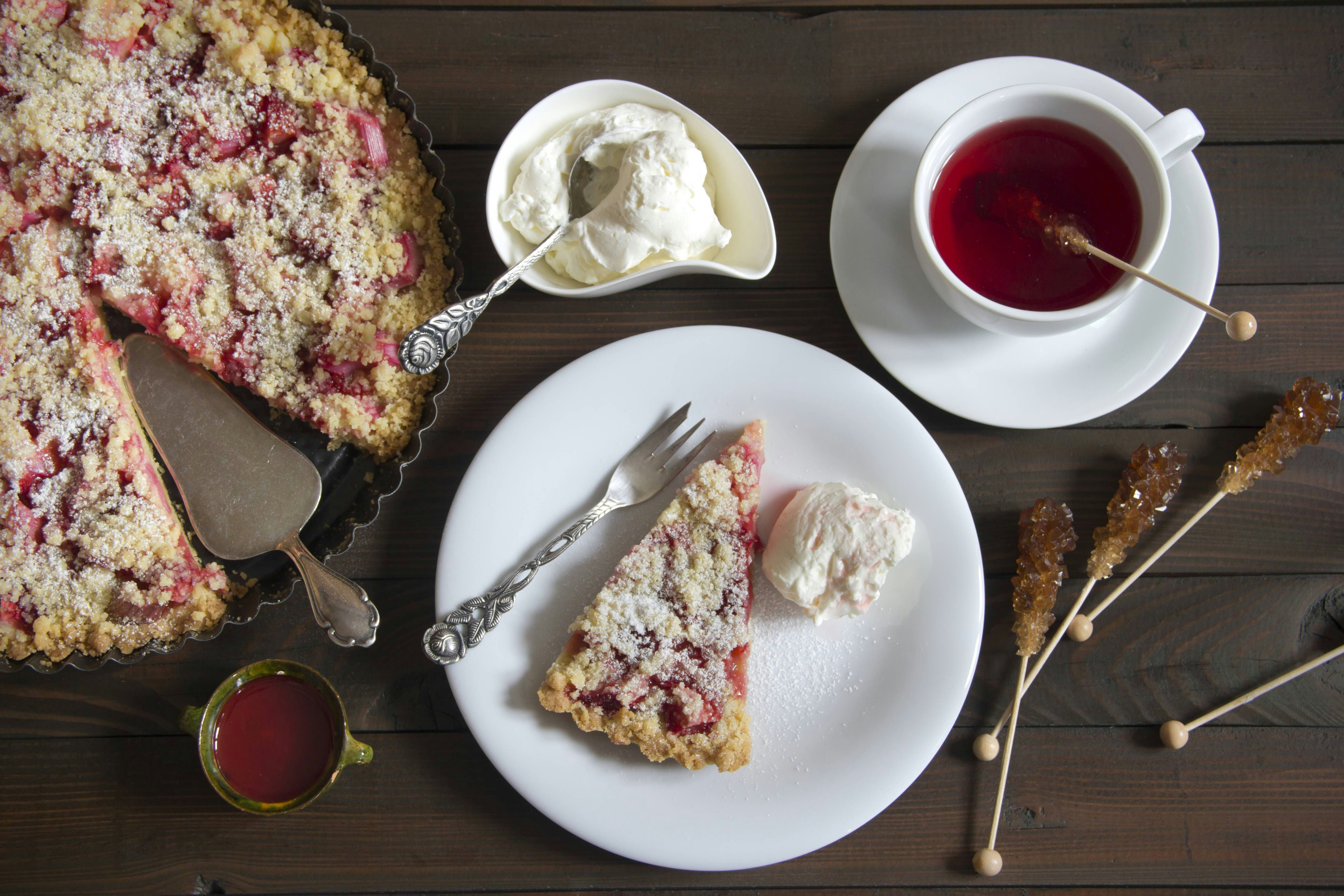 Saftiger Rhabarberkuchen: Mit Omas Rezept zum Gaumenschmaus