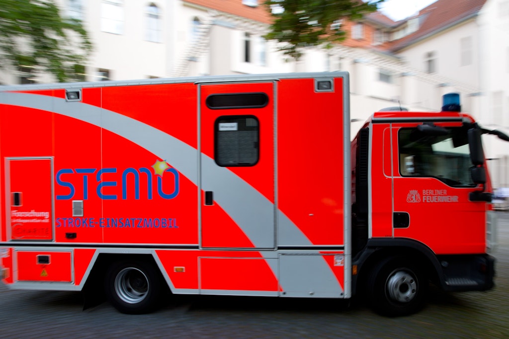 Das Berliner Stroke-Einsatz-Mobil (Stemo). Ein Schlaganfall kann schwere gesundheitliche Folgen haben. Spezielle Rettungsmobile können das Risiko für eine bleibende Behinderung verringern.