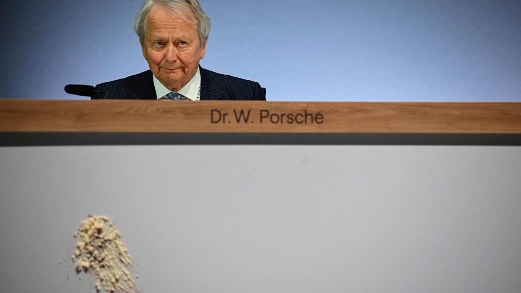 Wolfgang Porsche ist Großaktionär bei VW und wurde mit einem Tortenwurf bedacht. 