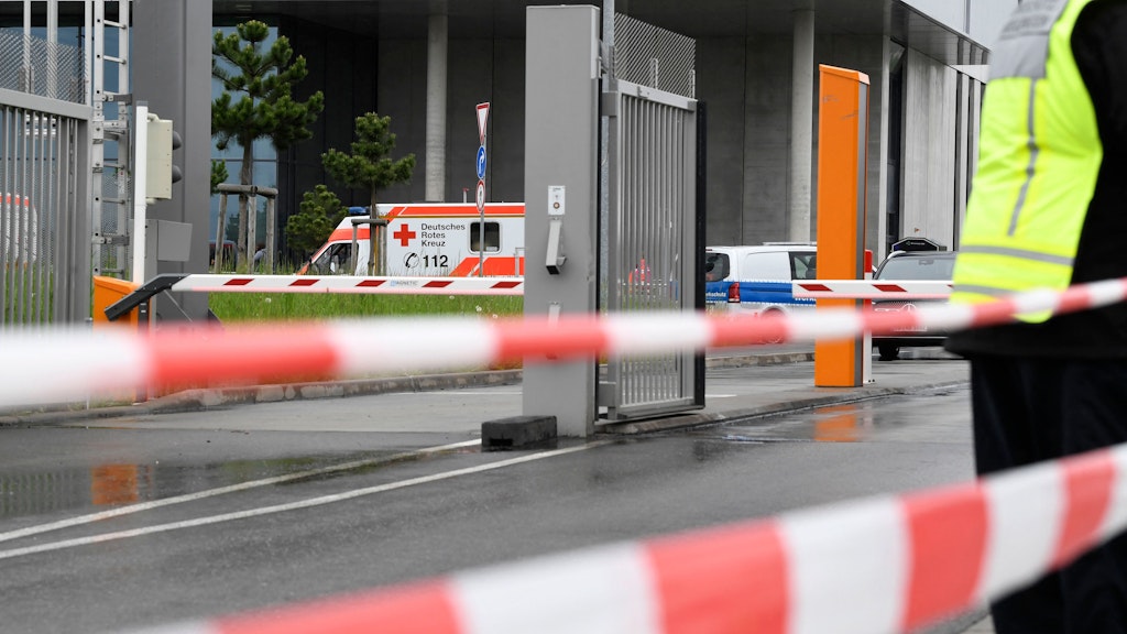 Nach den Schüssen auf einem Werksgelände von Mercedes-Benz in Sindelfingen ist ein zweiter Mann im Krankenhaus gestorben.