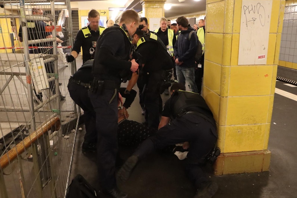 Mehrere Polizisten überwältigten am Hermannplatz einen gewalttätigen Mann.