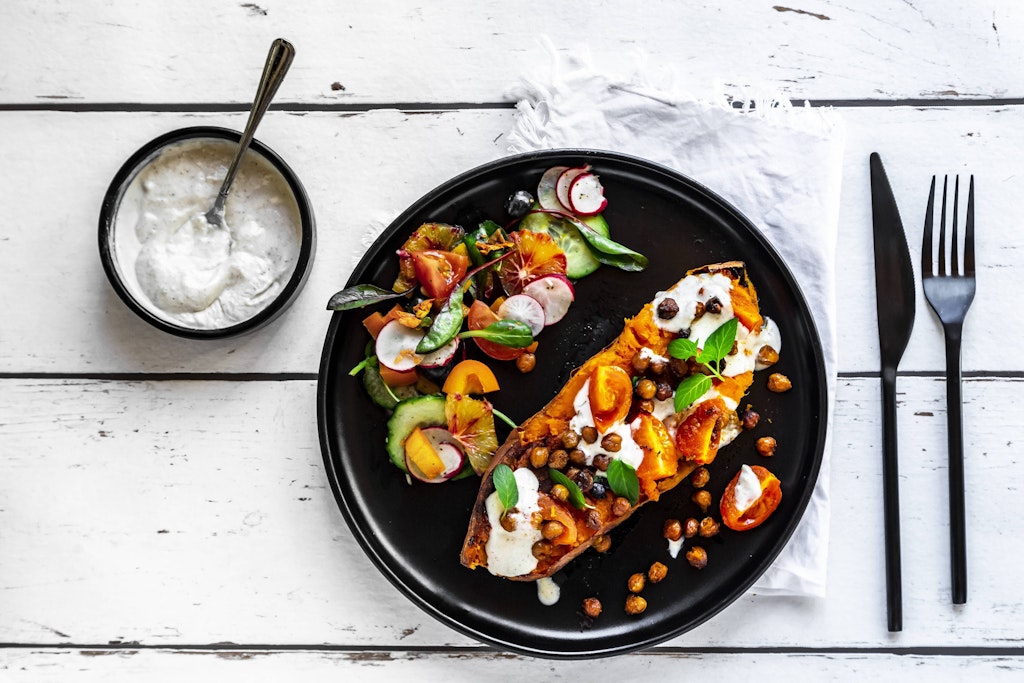 Gefüllte Süßkartoffeln gibt es mit verschiedenen Toppings. Hier kommt ein Rezept mit Avocado.