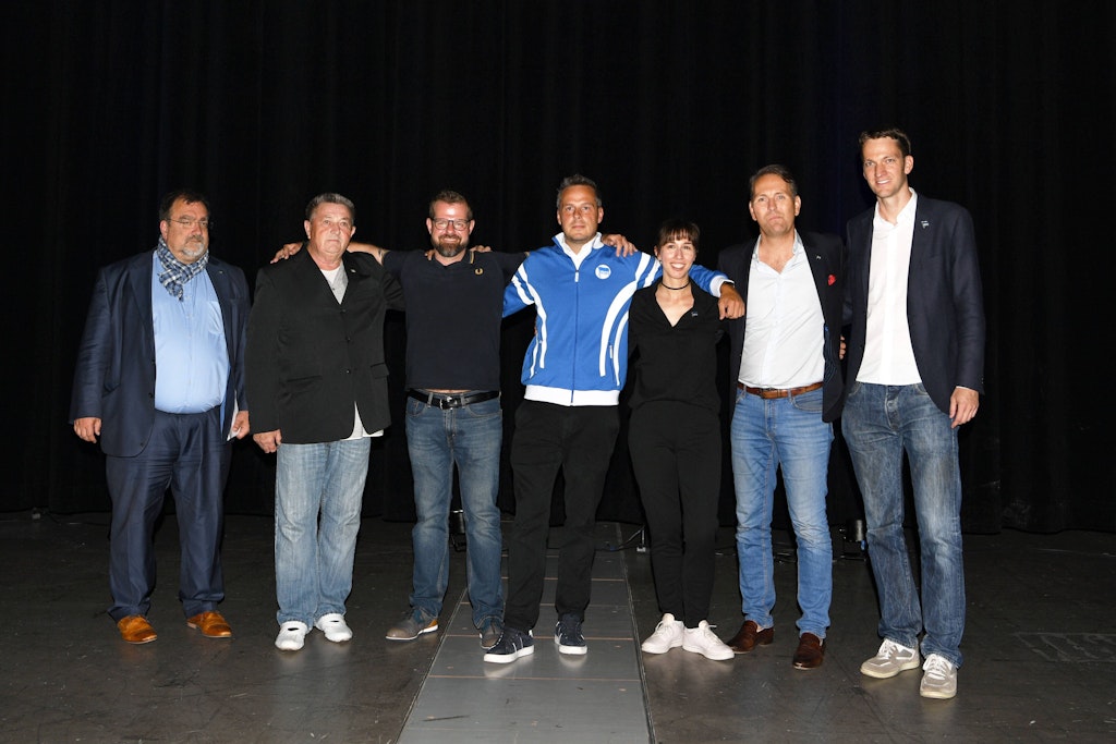 Ingmar Pering (l.) mit Hertha-Präsident Kay Bernstein (M.) sowie den anderen Präsidiumsmitgliedern nach der Wahl im Juni 2022