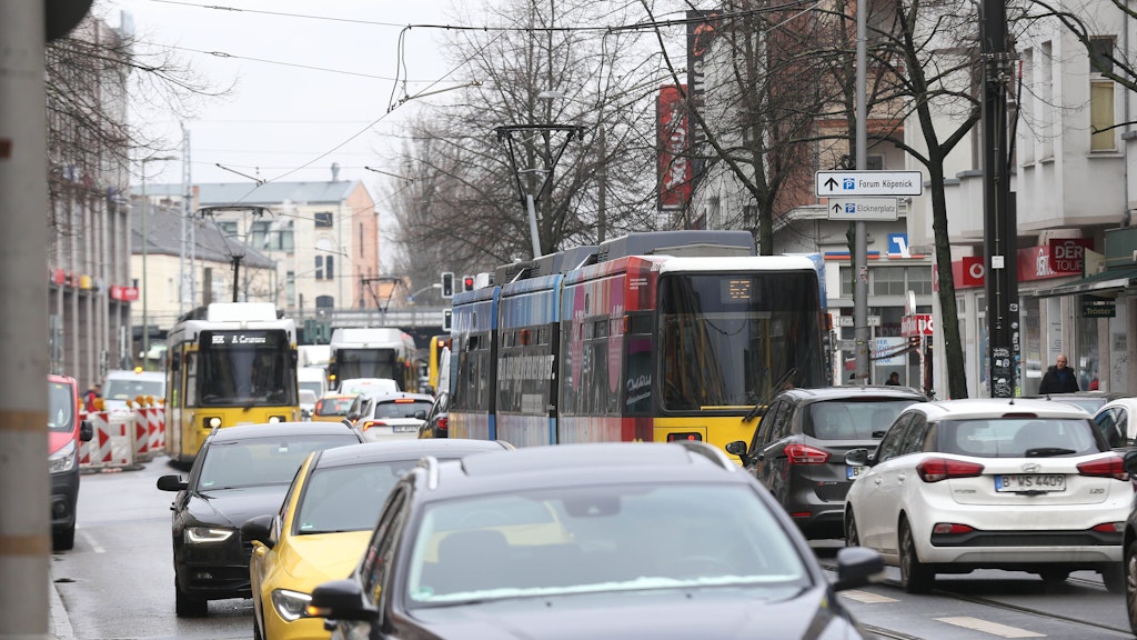 Vor allem in Richtung Bahnhof Köpenick ist das Stau-Chaos extrem. Deshalb sollten BVG-Fahrgäste jetzt laufen.