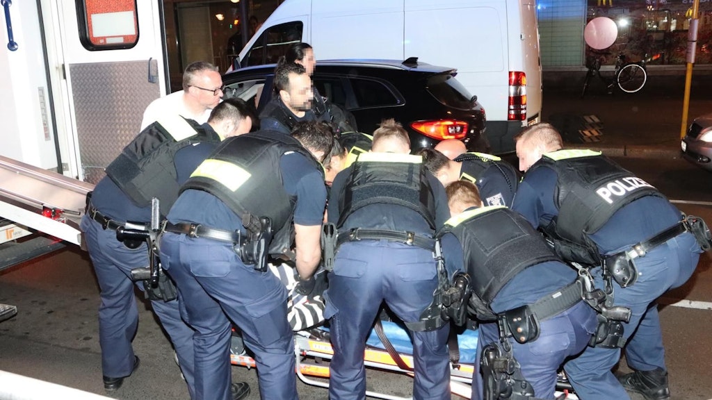 Acht Polizisten brauchte es, um einen Straftäter am Hermannplatz unter Kontrolle zu bringen.