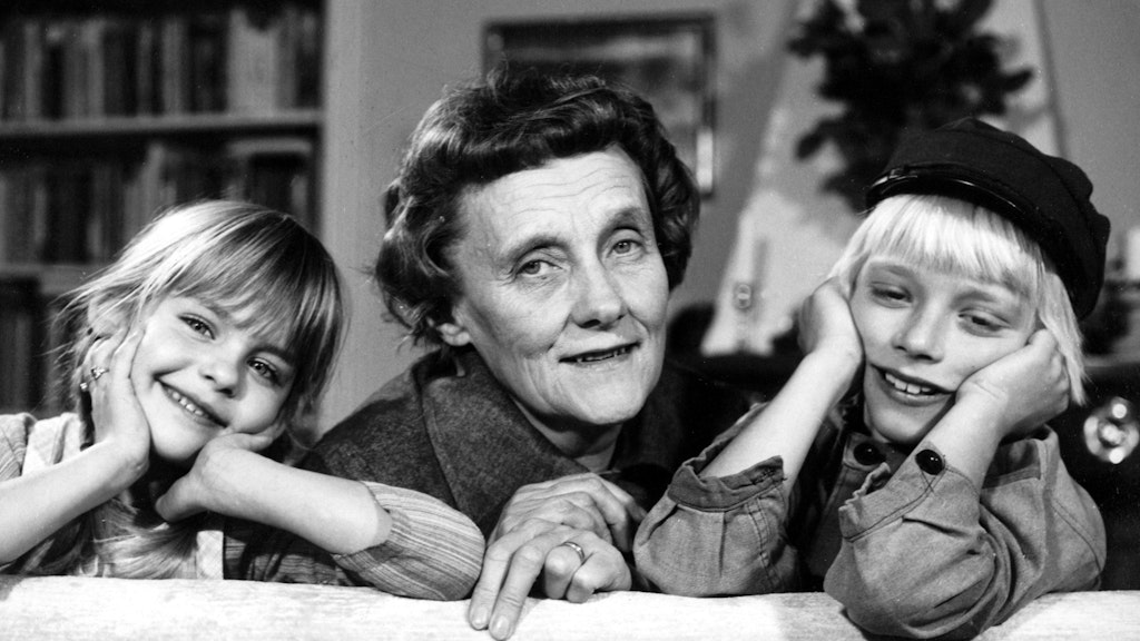 Die schwedische Kinderbuchautorin Astrid Lindgren posier 1972 mit den beiden Hauptdarstellern ihrer Buch-Verfilmung «Michel bringt die Welt in Ordnung», Lena Wisborg (l) und Jan Ohlsson. 