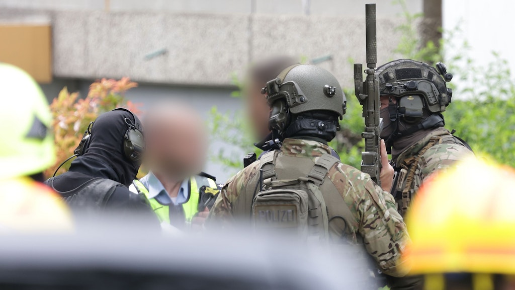 Polizeibeamte mit Spezialausrüstung vor dem Hochhaus in Ratingen (NRW).