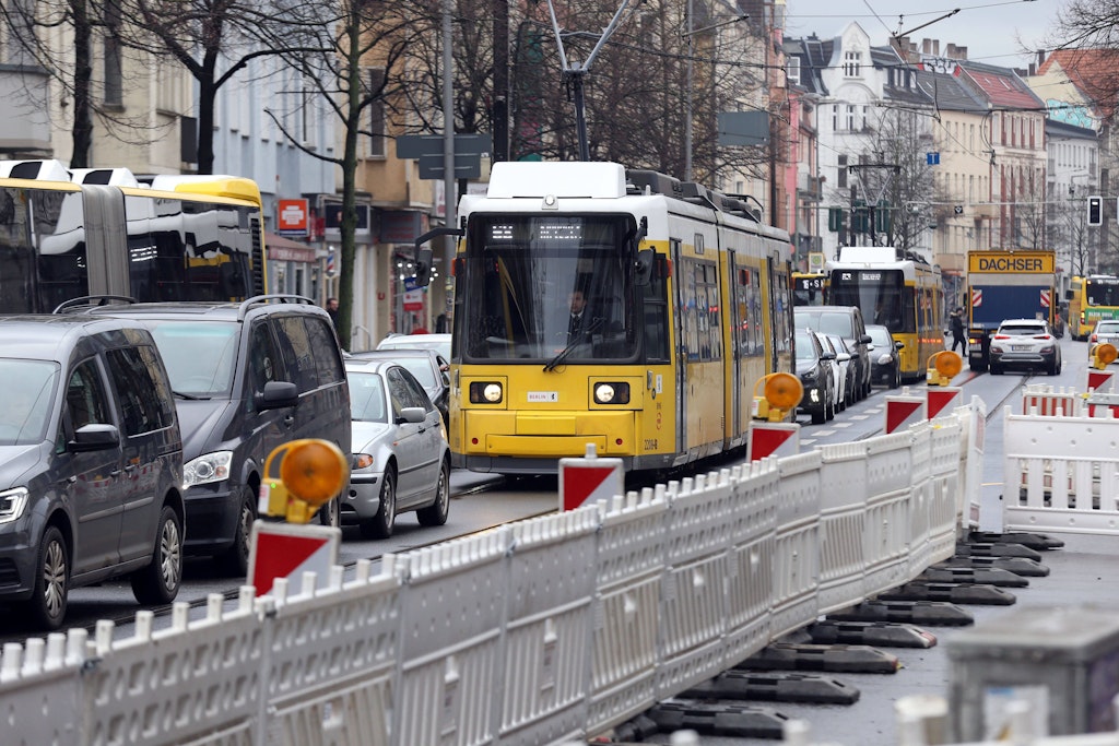 Das Verkehrs-Chaos auf der Bahnhofstraße in Köpenick wird sich noch lange ziehen.