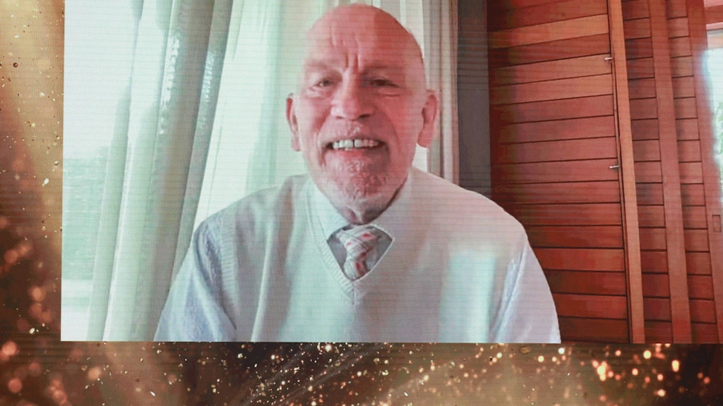 Laudator John Malkovich schickte per Livevideo Grüße an Volker Schlöndorff nach Berlin.