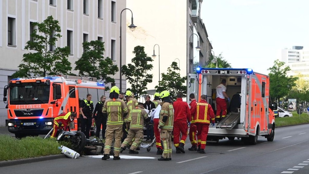 Rettungskräfte am Unfallort in der Axel-Springer-Straße.