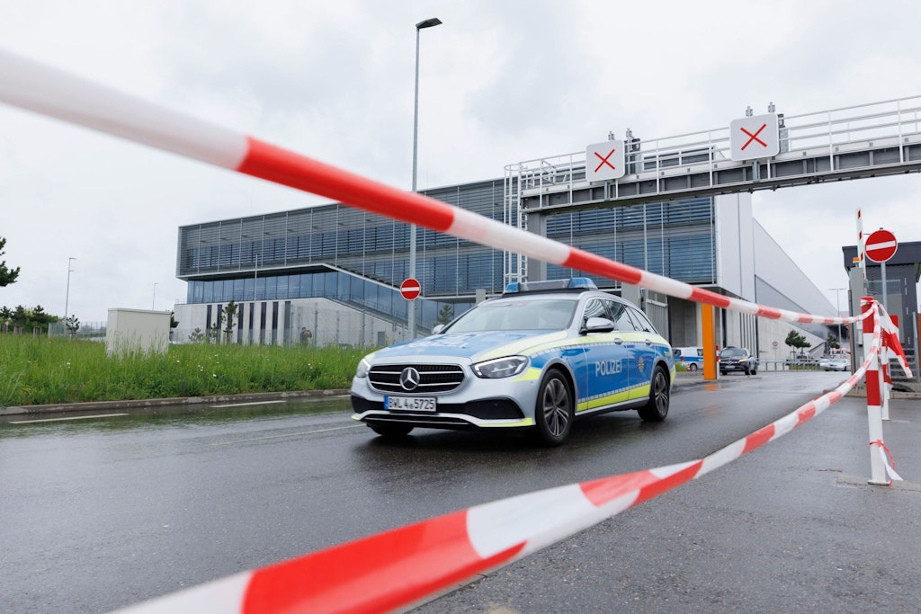 Ein Polizeifahrzeug verlässt an Tor 5 das Mercedes-Werksgelände, wo das Unglück geschah.
