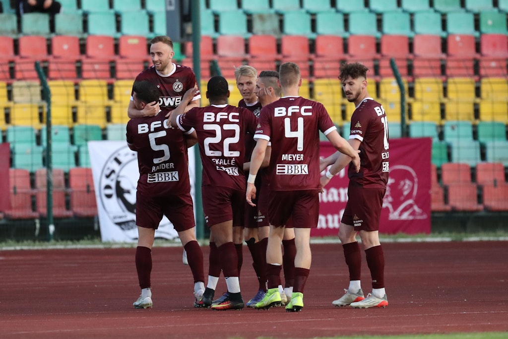 Die Spieler des BFC Dynamo jubeln über den 3:2-Sieg bei der VSG Altglienicke. 