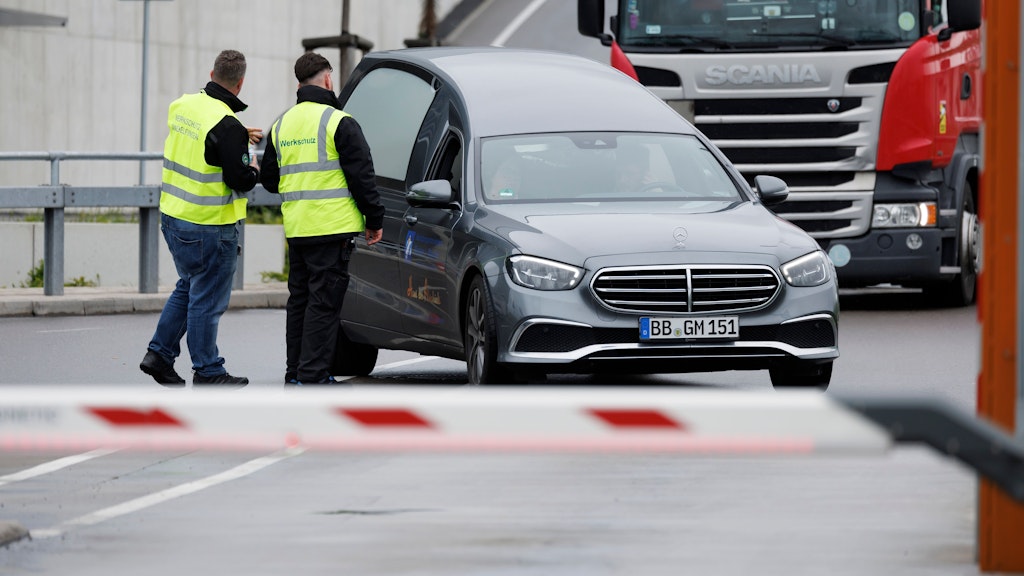 Sindelfingen: Ein Leichenwagen fährt über das Mercedes-Betriebsgelände.