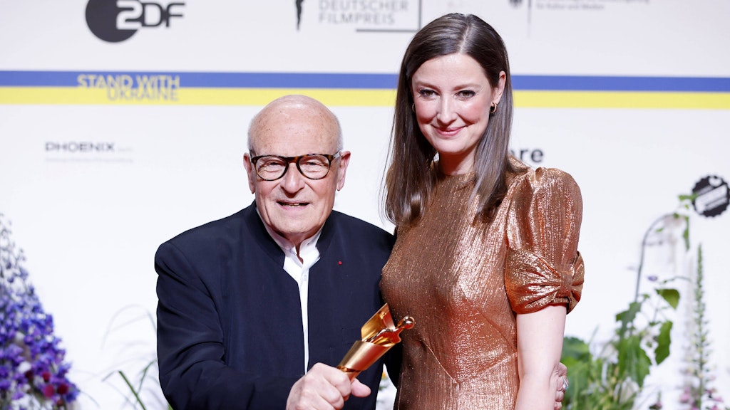 Ehren-Preisträger Volker Schlöndorff mit Filmakademie-Präsidentin Alexandra Maria Lara beim Deutschen Filmpreis in Berlin.