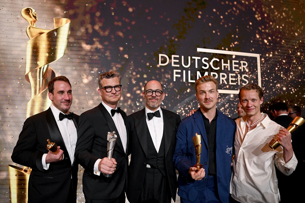Berlin: Der Cast des Films „Im Westen nichts Neues“ steht bei der Verleihung des Deutschen Filmpreises auf der Bühne. Rechts die beiden Darsteller Albrecht Schuch und Felix Kammerer. In der Mitte Regisseur Edward Berger.