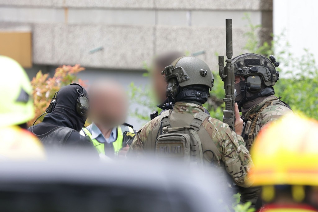 Polizeibeamte mit Spezialausrüstung am Donnerstag im Einsatz