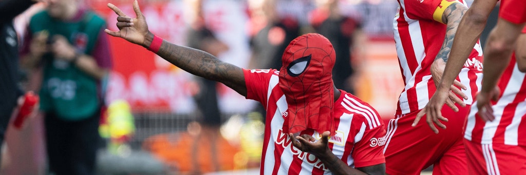 Ist es ein Vogel? Ist es ein Flugzeug? Nein, es ist Super-Spiderman Sheraldo Becker.