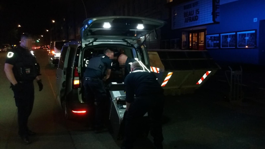 Die Polizisten luden die Automaten in einen Transporter.