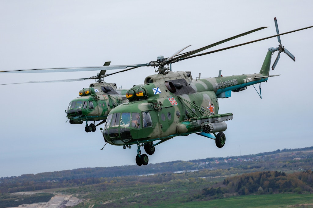 Russische Hubschrauber vom Typ Mi-8 bei einem Einsatz.