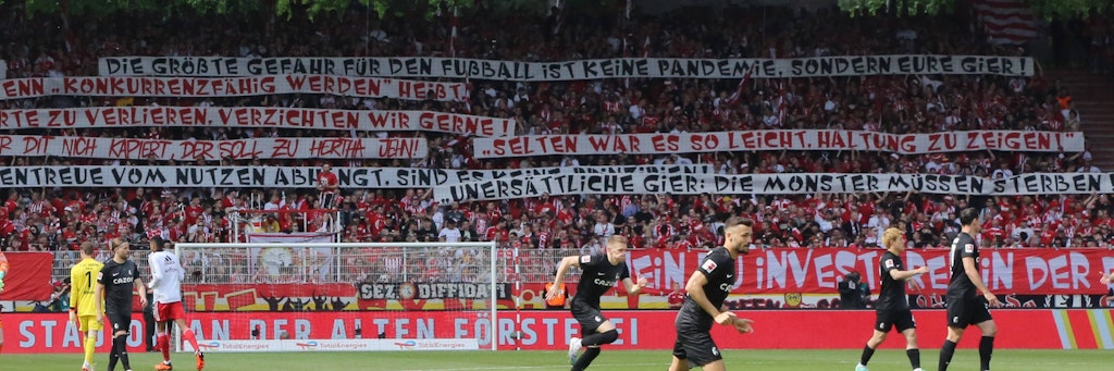 Protestplakate der Fans des 1. FC Union gegen einen möglichen Investoreneinstieg bei der DFL.