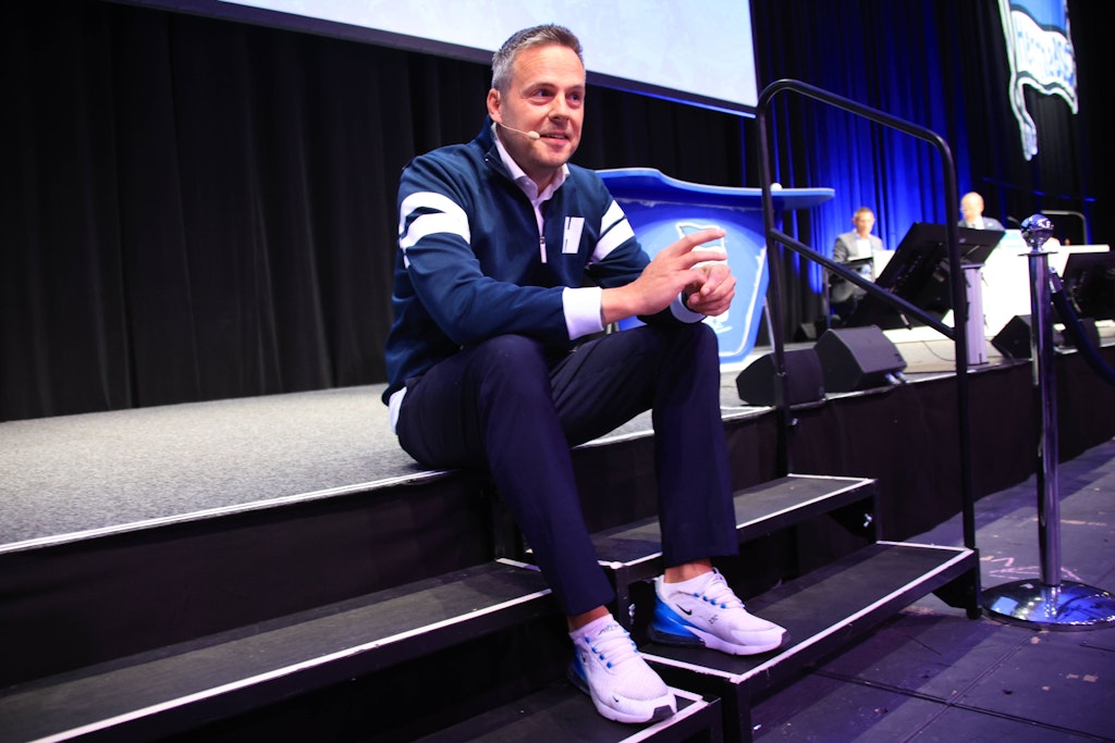 Hertha-Präsident Kay Bernstein eröffnete um 11 Uhr in der Messehalle 18 die Mitgliederversammlung. 