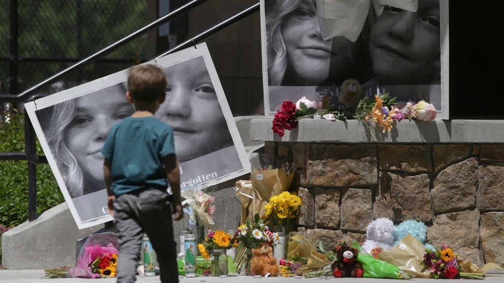 Plakate erinnern an die ermordeten Kinder Tylee Ryan and Joshua „JJ“ Vallow.