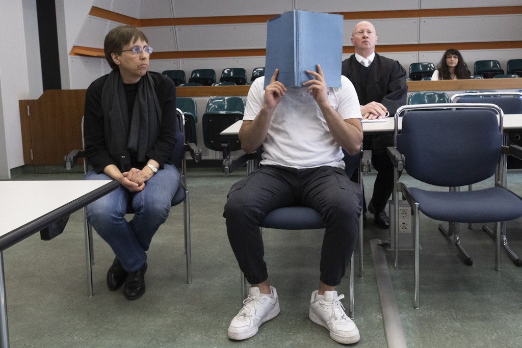 Ibrahim G. (20, Mitte) musste sich wegen des Unfalls und seiner Fahrerflucht vor Gericht verantworten. Jetzt muss er 60 Stunden Freizeitarbeit leisten. Dahinter sitzt sein Verteidiger, links die Dolmetscherin.