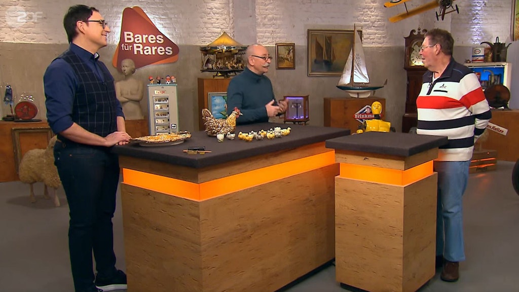 Verkäufer Gerd (r.) will die Hühnerfamilie verkaufen. „Bares für Rares“-Experte Colmar Schulte-Goltz (l.) und Moderator Horst Lichter finden das Schaugeschirr schon mal ziemlich originell.