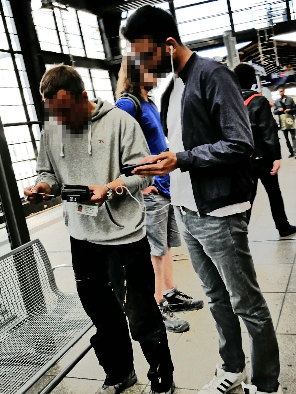 Ein Fahrgast wird in Berlin kontrolliert.