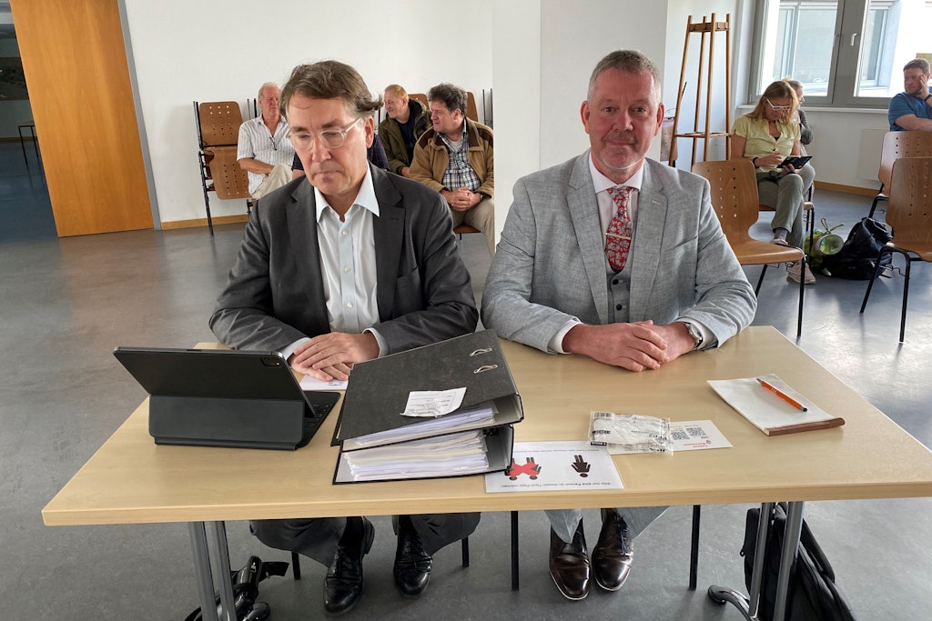 Berufsschullehrer Rüdiger Borrmann (r.) mit seinem Anwalt Tobias Gall