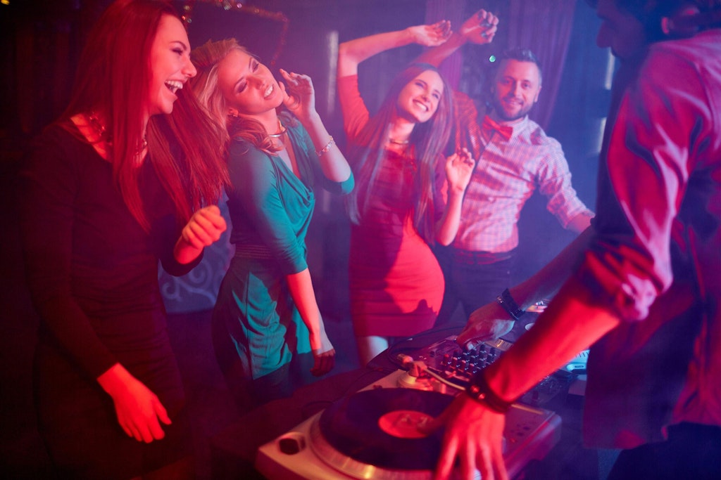 Laut Horoskop machen einige Sternzeichen besonders gern Party.
