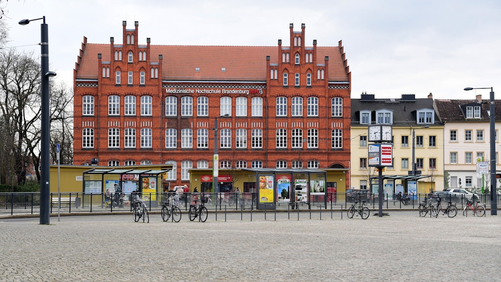 Das Gebäude der Medizinischen Hochschule (MHB) „Theodor Fontane“ am Nicolaiplatz in Brandenburg an der Havel. An dem Standort soll 2024 ein neuer Modellstudiengang Zahnmedizin starten.