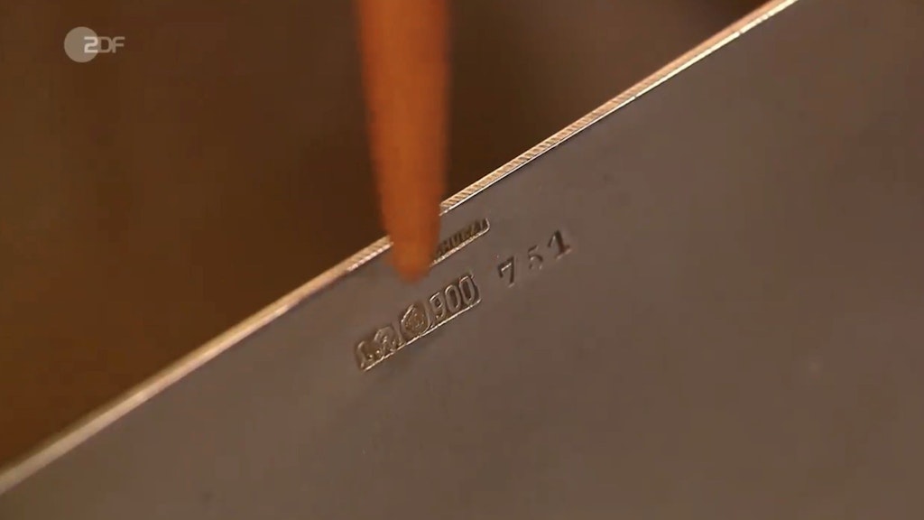 Verschiedene Punzen auf dem Ziehharmonika-Etui bei „Bares für Rares“ verweisen auf den Hersteller und den Silbergehalt.