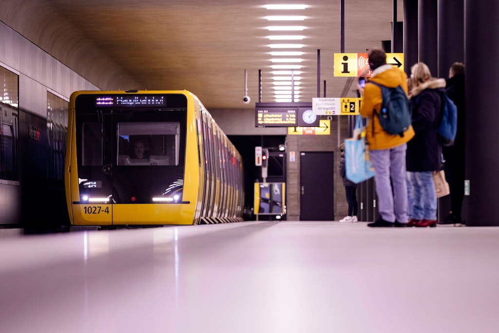 Eine U-Bahn fährt in den Bahnhof Unter den Linden ein.