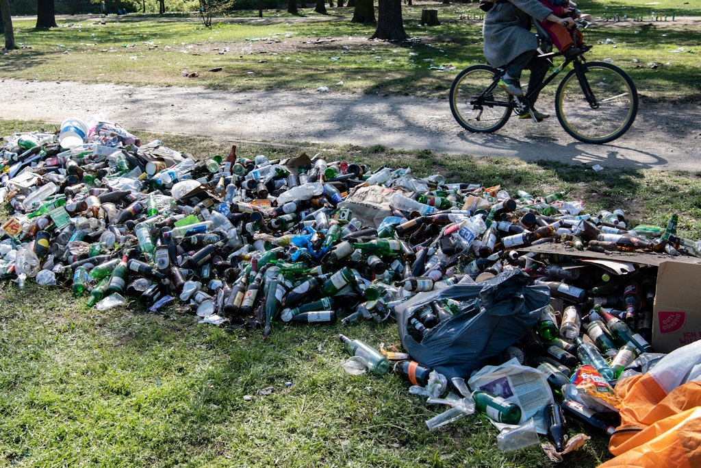 Unzählige Flaschen und Müll liegen im Treptower Park. Nach dem 1. Mai waren zahlreiche Grünanlagen und Parks in der Stadt mit Müll und den Hinterlassenschaften verdreckt.