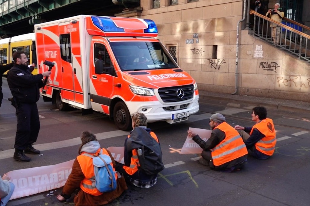 Aktivisten der Gruppe Letzte Generation blockieren die Fahrbahn an der Schönhauser Allee, Ecke Eberswalder Str. am Montag. Auch am Dienstag können die Klimakleber wieder aktiv sein.