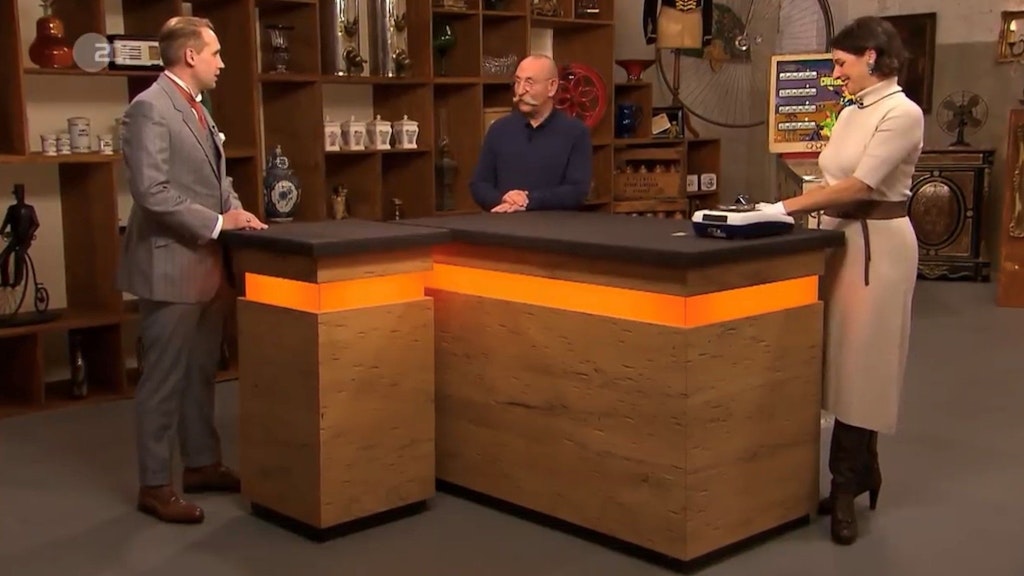 „Bares für Rares“-Expertin Wendela Horz und Moderator Horst Lichter sind entzückt vom Auftreten des Kandidaten.