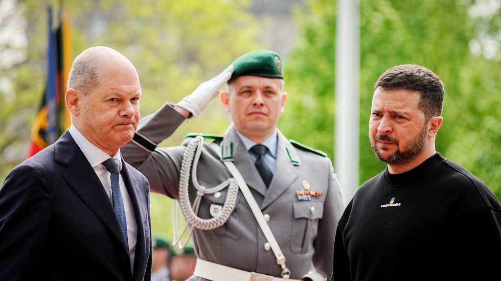 Wolodymyr Selenskyj mit Bundeskanzler Olaf Scholz bei seinem Besuch in Berlin.