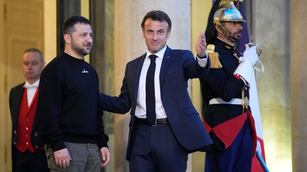 Präsident Emmanuel Macron (r) empfängt den ukrainischen Amtskollegen Wolodymyr Selenskyj im Élysée-Palast.