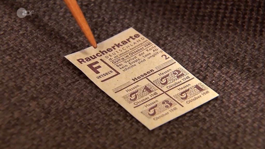 Eine Raucherkarte von 1948 liegt dem Ziehharmonika-Etui bei „Bares für Rares“ auch noch bei.