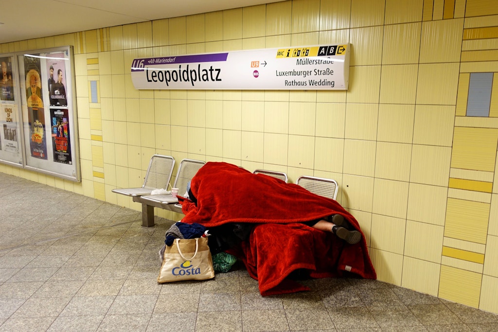 Ein Drogenjunkie schläft am U-Bahnhof Leopoldplatz in Berlin.