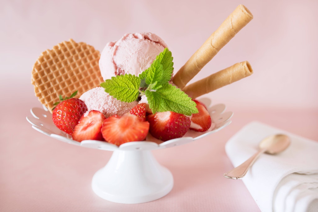 Cremiges Erdbeereis ohne Eismaschine? Mit diesem Rezept wird es unglaublich.